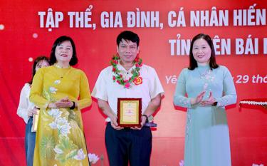 Vu Thi Hien Hanh, Vice Chairwoman of the Yen Bai provincial People’s Committee and head of the provincial Steering Committee for Voluntary Blood Donation Promotion, and Hoang ThiThanhBinh, Vice Chairwoman of the provincial People’s Council present gifts to outstanding blood donors of Yen Bai in 2023.